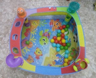 Parque de juegos infantil con pelotas