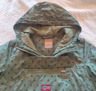 Chaqueta Napapijri verde con lunares