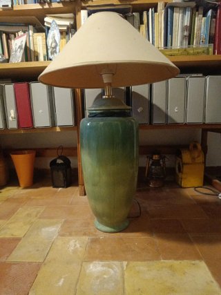 Lámpara de mesa cerámica verde y tulipa beige