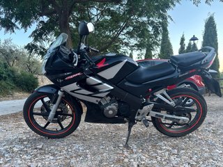 Honda CBR 125 R Negra y Plateada