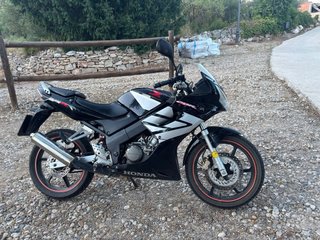 Honda CBR 125 R Negra y Plateada