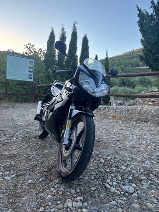Honda CBR 125 R Negra y Plateada