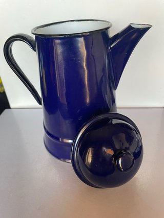 Cafetera esmaltada azul antigua