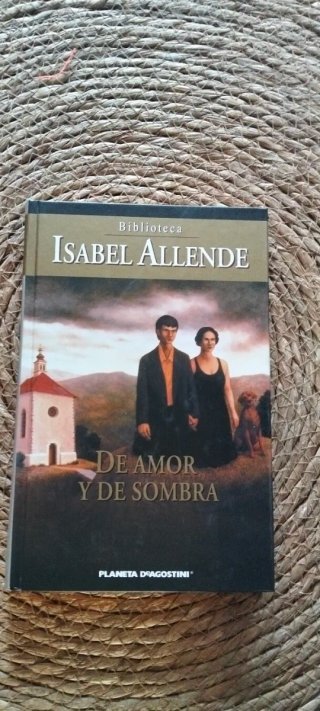 Libro "De amor y de sombra" de Isabel Allende.