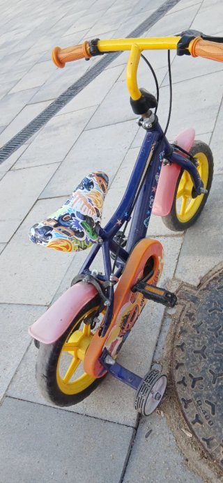 Bicicleta infantil azul con ruedines