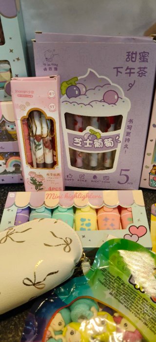 Set di articoli di cancelleria kawaii: penne, gomme, ecc.