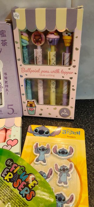 Set di articoli di cancelleria kawaii: penne, gomme, ecc.