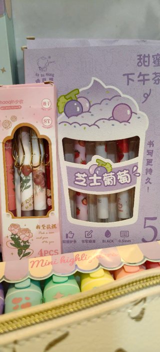 Set di articoli di cancelleria kawaii: penne, gomme, ecc.
