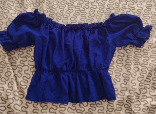 Camiseta azul con volantes