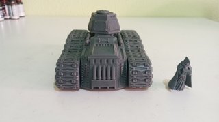 Tanque miniatura con cruz religiosa