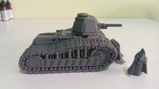 Tanque miniatura con cruz religiosa