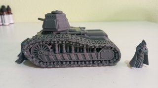 Tanque miniatura con cruz religiosa