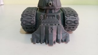 Tanque miniatura con cruz religiosa