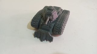 Tanque miniatura con cruz religiosa