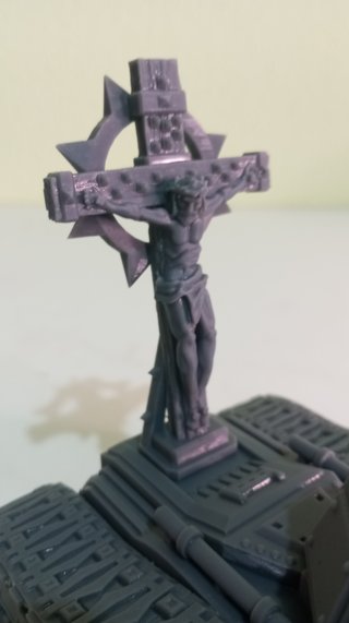 Tanque miniatura con cruz religiosa