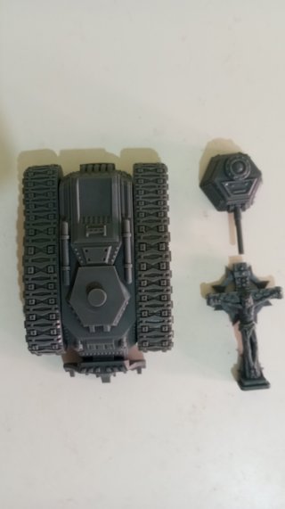 Tanque miniatura con cruz religiosa