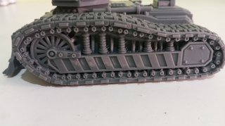 Tanque miniatura con cruz religiosa