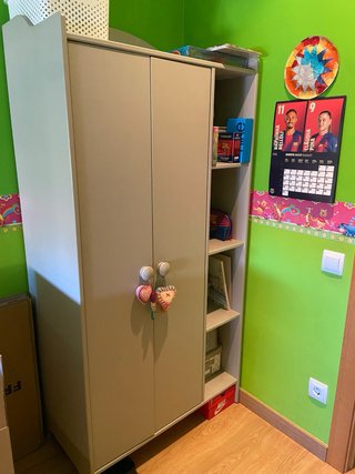 Cama infantil con colchón y armario.