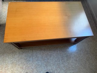 Mesa de centro de madera maciza.