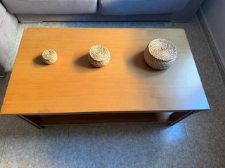 Mesa de centro de madera maciza.