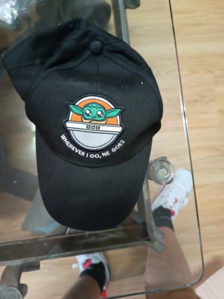 Gorra Negra con Diseño de Baby Yoda