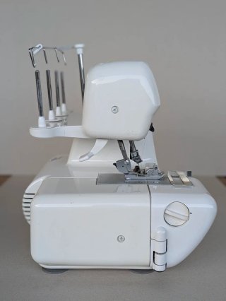 Máquina Overlock 4 hilos Modelo 300