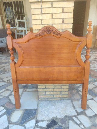 Cabecero de madera marrón