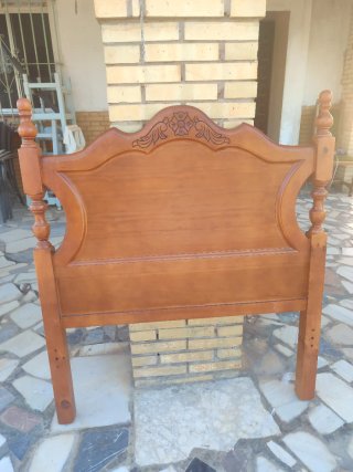 Cabecero de madera marrón