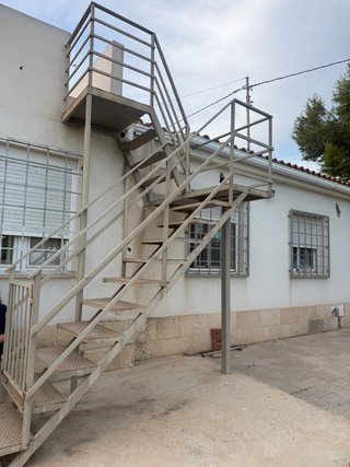 Escalera exterior metálica