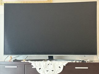 Televisor Negro y Plateado