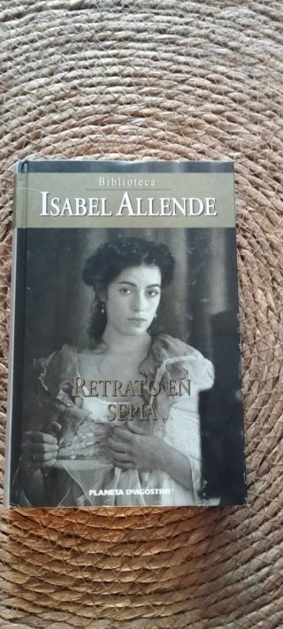 Libro "Retrato en sepia" de Isabel Allende.