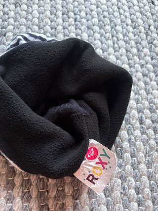 Gorro Quiksilver Roxy Rayas Blanco y Negro