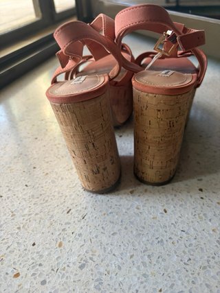 Sandalias cuña naranja coral con etiqueta
