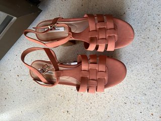 Sandalias cuña naranja coral con etiqueta