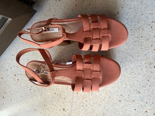 Sandalias cuña naranja coral con etiqueta