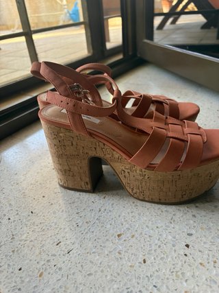 Sandalias cuña naranja coral con etiqueta
