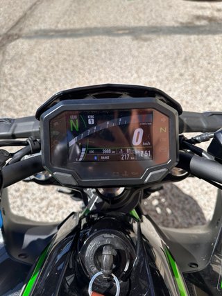 Kawasaki Z650 2025 Negra y Verde