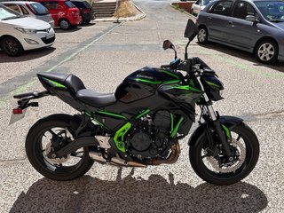 Kawasaki Z650 2025 Negra y Verde