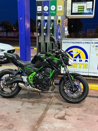 Kawasaki Z650 2025 Negra y Verde