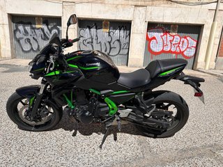 Kawasaki Z650 2025 Negra y Verde