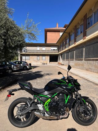Kawasaki Z650 2025 Negra y Verde