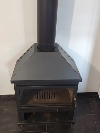 Chimenea metálica negra con puerta de cristal