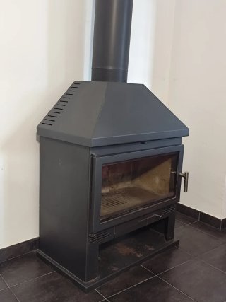 Chimenea metálica negra con puerta de cristal