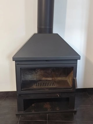 Chimenea metálica negra con puerta de cristal