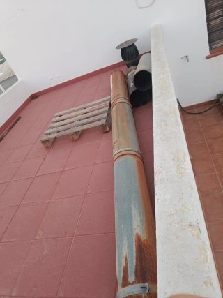 Chimenea metálica negra con puerta de cristal