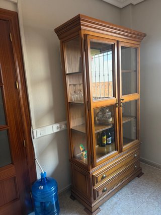 Vitrina de madera maciza y cristal
