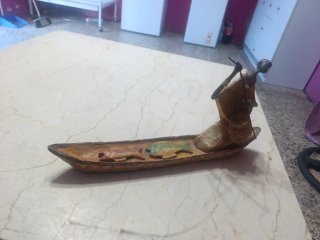 Figura Resina Mujer Negra en Barco con Peces