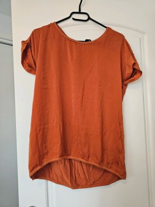 Ropa de mujer – varias prendas y conjuntos