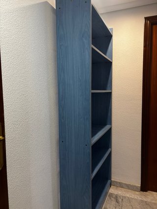 Estantería azul de madera