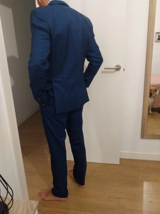Traje de hombre azul marino y corbata, solo un uso